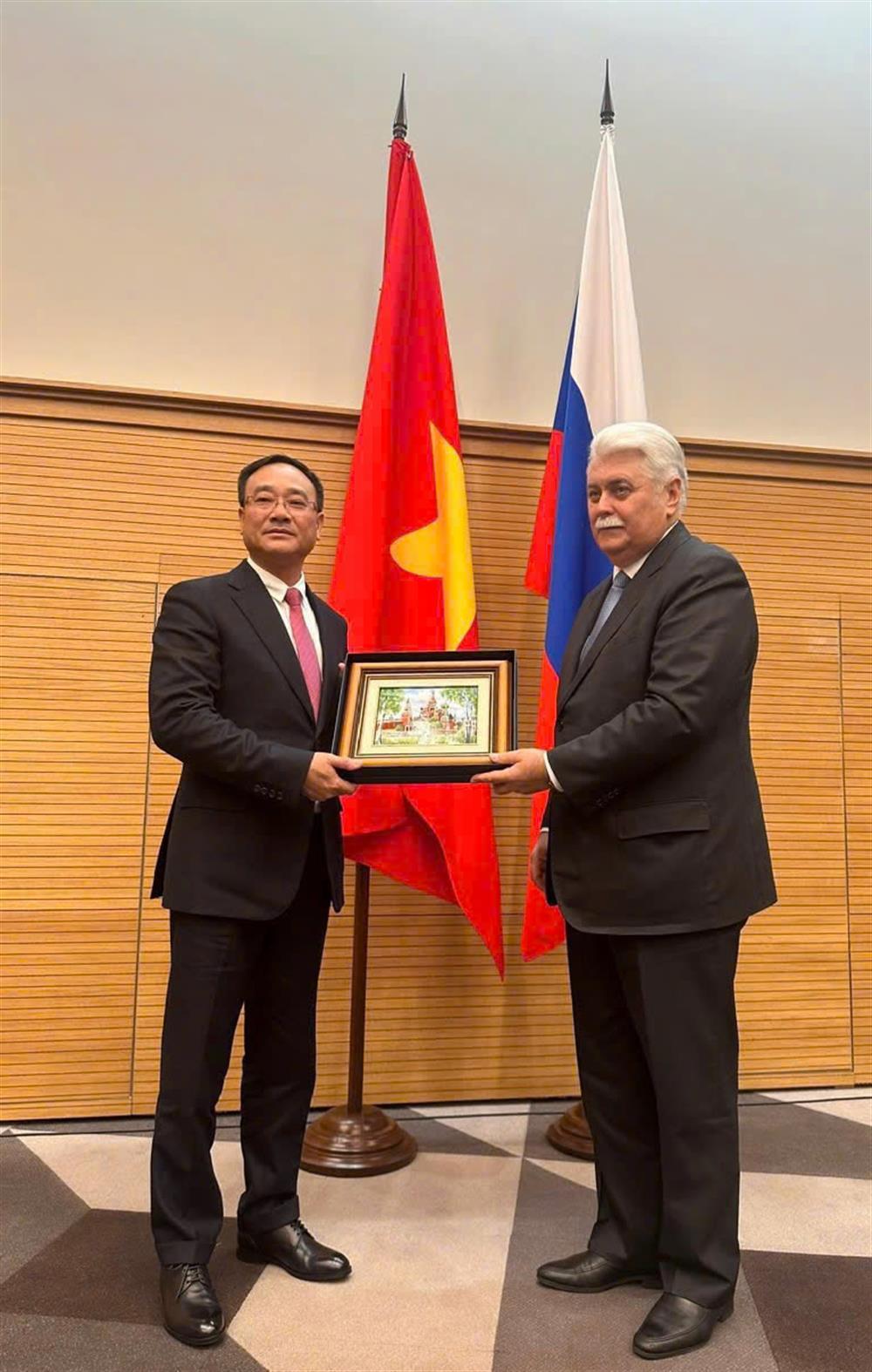 Deputy Minister Pham The Tung presents Deputy Secretary of the Russian Security Council Oleg Vladimirovich Khramov with souvenirs.