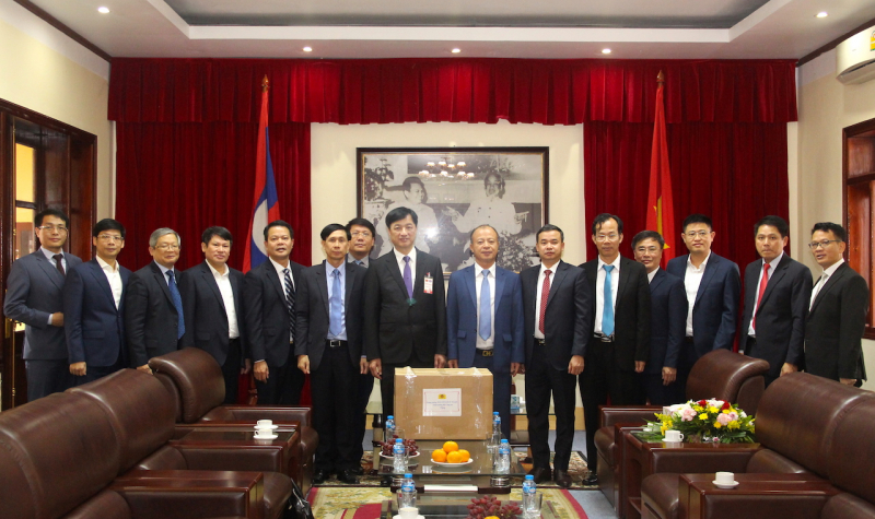 Deputy Minister Nguyen Duy Ngoc and delegates with officers at the Vietnamese Ministry of Public Security’s Representative Office in Laos.