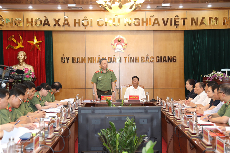 Minister To Lam speaks at the meeting.