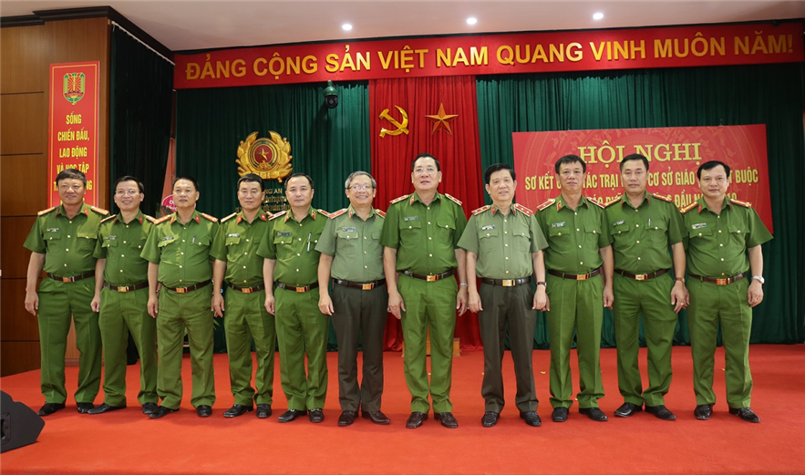 Deputy Minister Nguyen Van Son and other delegates.