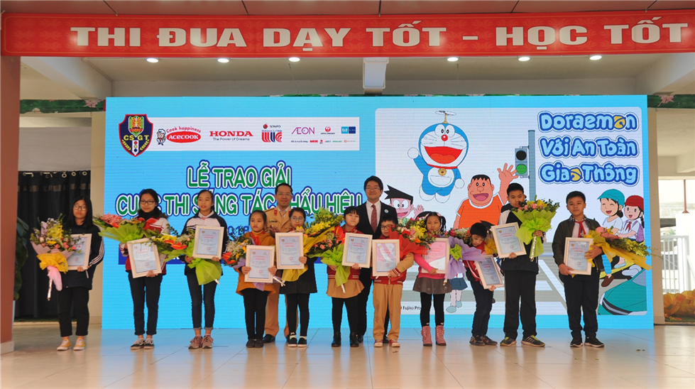 Organizers honor and present gifts to winners.
