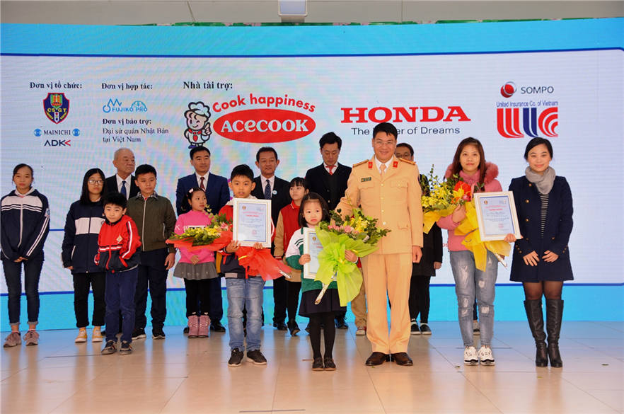 Senior Colonel Do Thanh Binh, Vice Director of Traffic Police Department, announces the award for Doan Nguyen Thuy Chi.