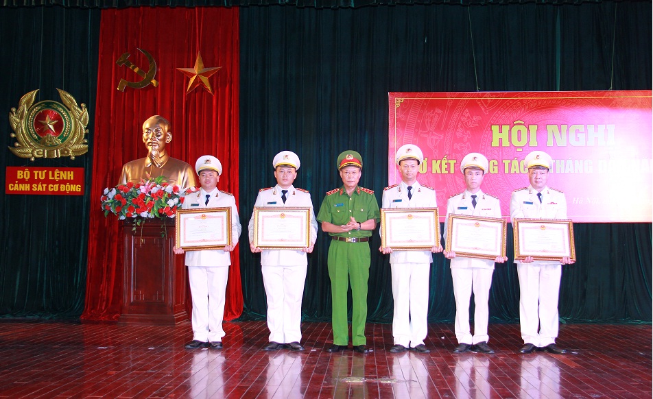 Deputy Minister Le Quy Vuong awards the Prime Minister's Certificate of Merit to the collectives and individuals of the High Command of Mobile Police.