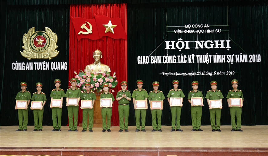 Major General Le Danh Cuong, Director of the Criminal Sciences Institute, presents Certificates of Merit to forensic units with outstanding achievements.