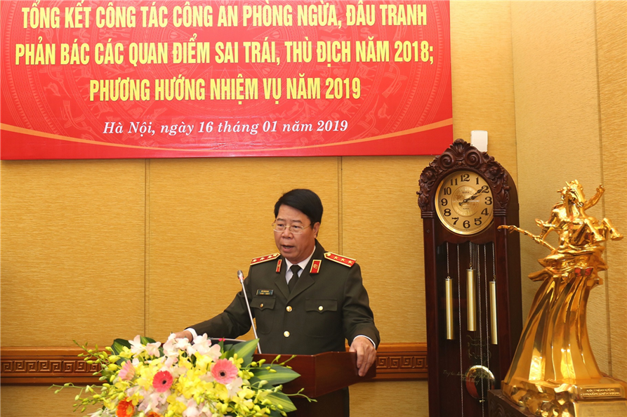 Senior Lieutenant General Bui Van Nam speaks at the event.