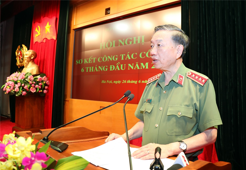 Minister To Lam delivers his opening remarks.