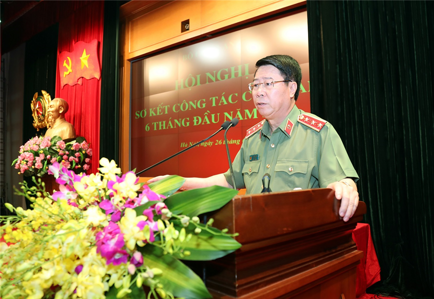 Deputy Minister Bui Van Nam delivers a keynote report on outcomes of the Public Security Forces’ task performance in the first half of 2019.