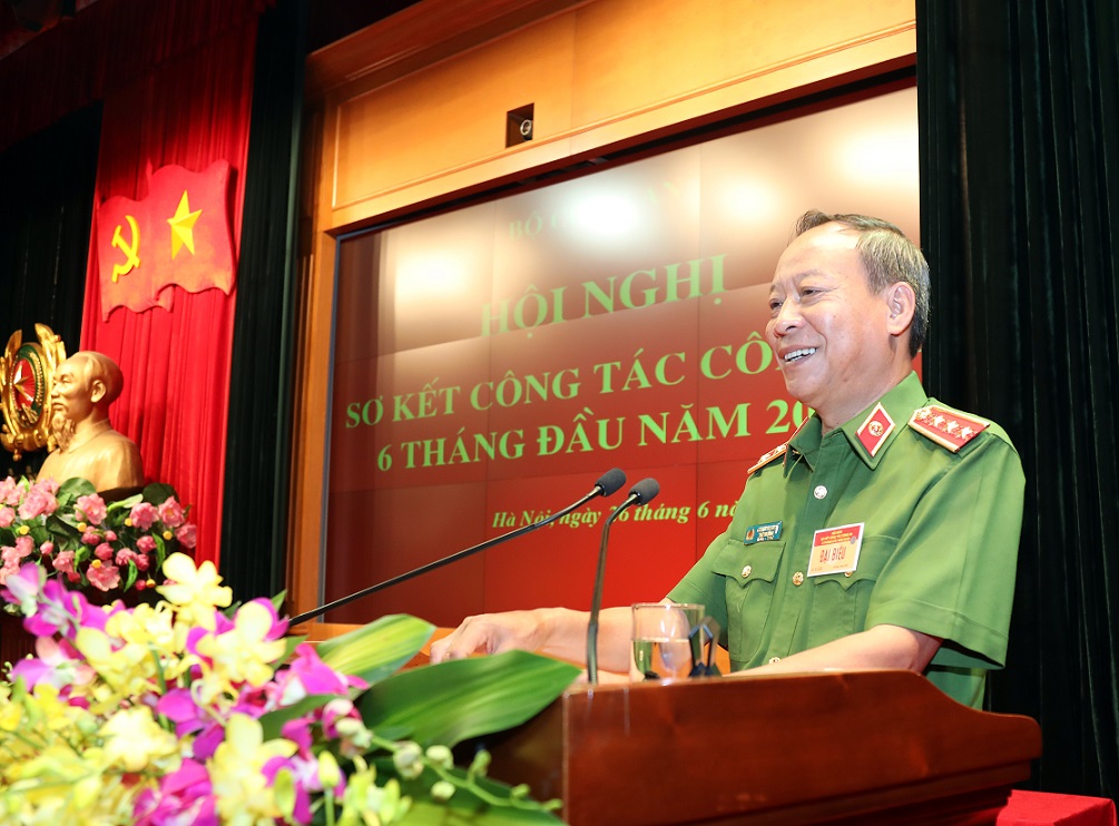 Deputy Minister Le Quy Vuong chairs the discussion session.