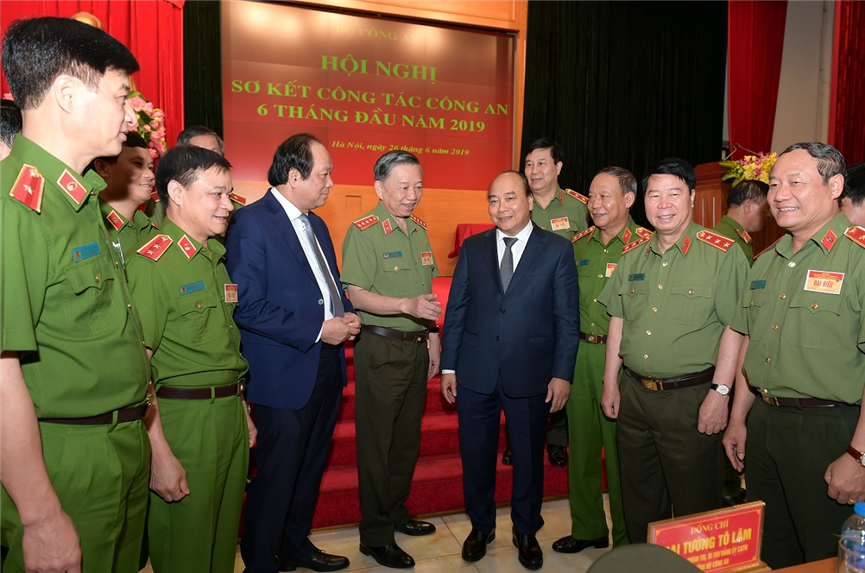 Prime Minister Nguyen Xuan Phuc, Minister To Lam and other delegates.