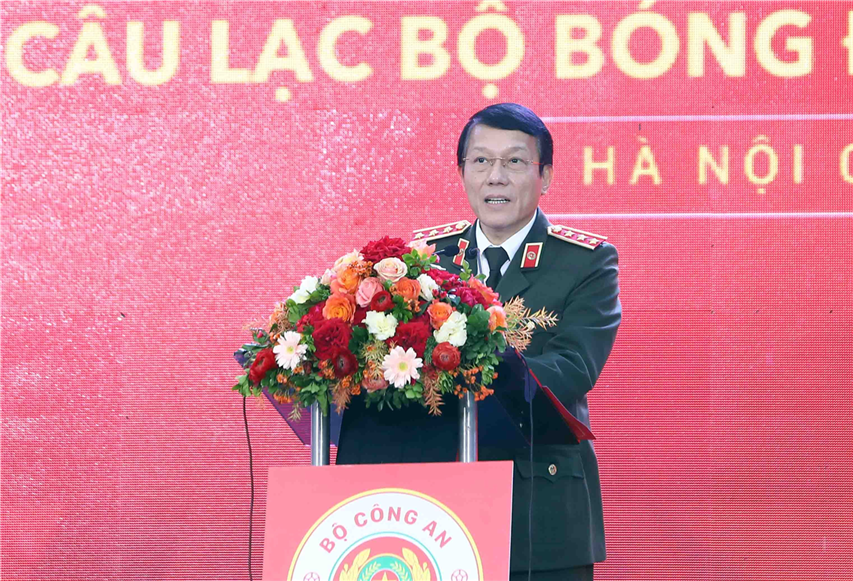  Deputy Minister Luong Tam Quang speaks at the ceremony.