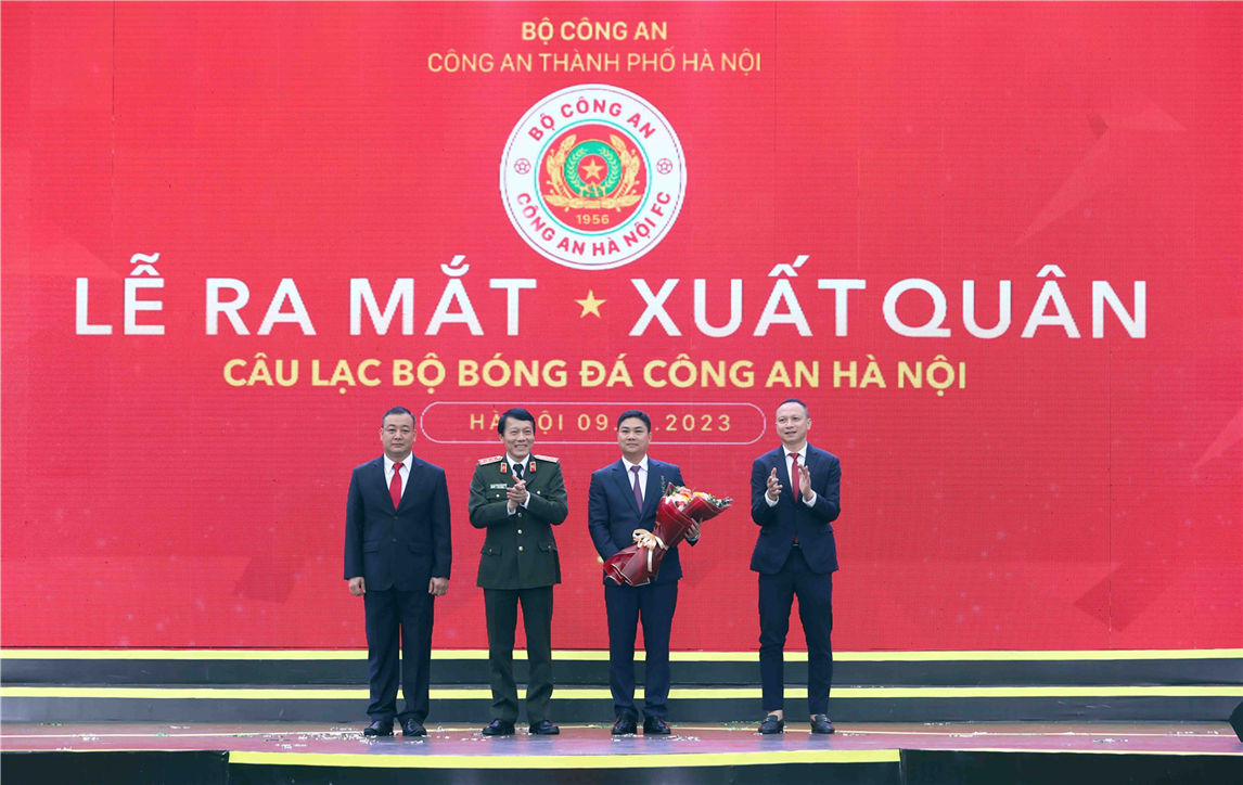 Deputy Minister Luong Tam Quang presents flowers to the leadership of Hanoi Police Football Club.