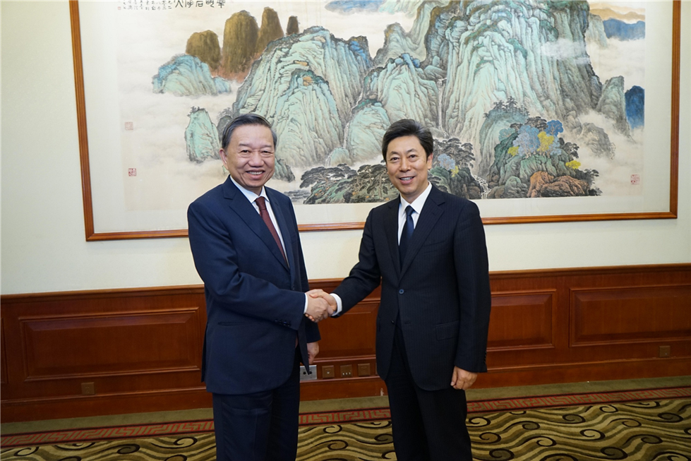 Minister To Lam and the high-ranking delegation of the MPS hold talk with Chinese Minister of State Security Chen Wenqing.