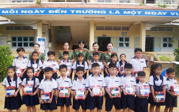 Women’s Organization of Bac Lieu Police present gifts to students of Le Van Tam Primary School.