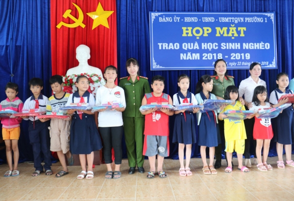 Officers of the Environmental Police present gifts to students.