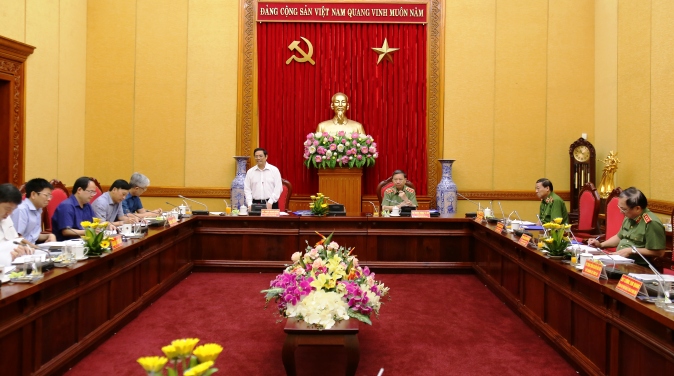 Mr. Pham Minh Chinh speaks at the working session.