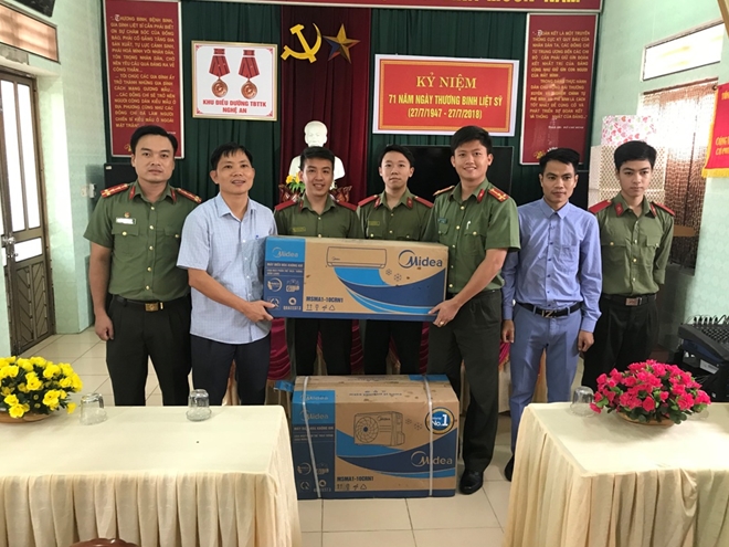 Visiting and presenting gifts to wounded soldiers in Nghe An Nursing Center.