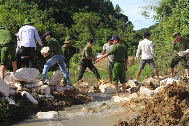 PSA students coordinate with Nghe An Provincial Police and local authorities to build temporary bridge in Bac Son commune, Quy Hop district, Nghe An.