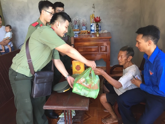 Presenting gifts to policy beneficiaries in Van Don district, Quang Ninh.