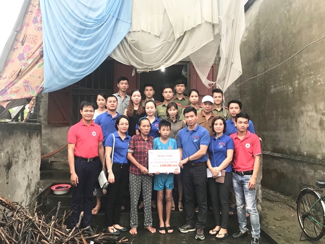 Presenting gifts to policy households in Vu Thu district, Thai Binh.