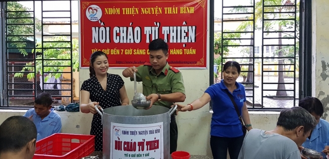 Offering free porridge to patients at Thai Binh Psychiatric Hospital.