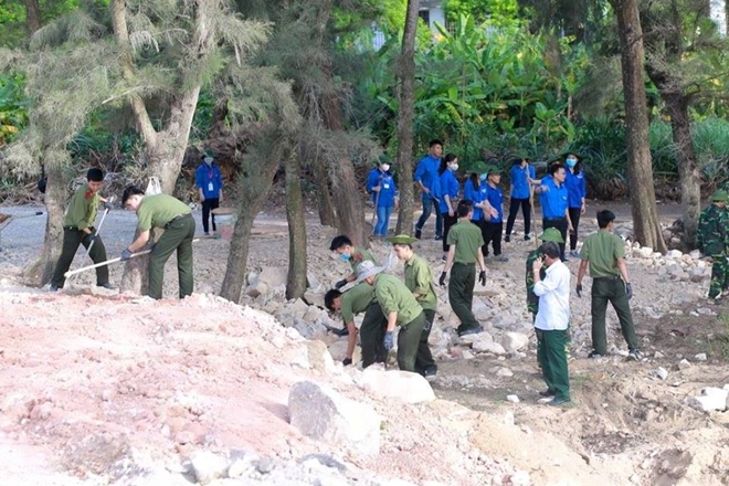 Participating in building concrete road in Quynh Lap commune, Quynh Luu district, Nghe An.