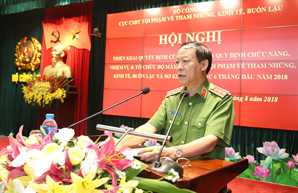Deputy Minister Le Quy Vuong speaks at the conference.
