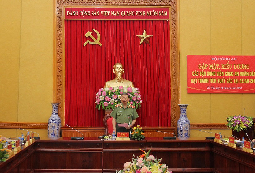 Minister To Lam speaks at the meeting.