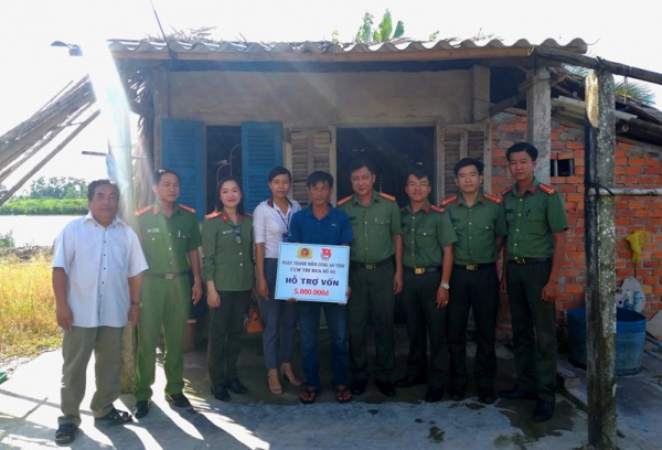 Members of the Emulation Grouping support commune police.