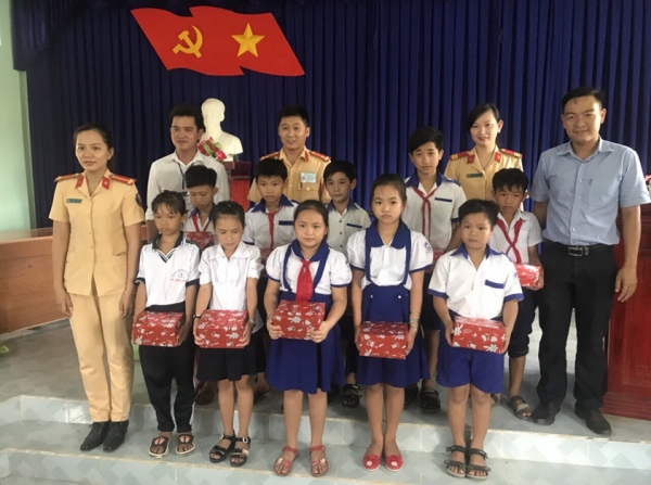 Traffic police officers present gifts to poor students.