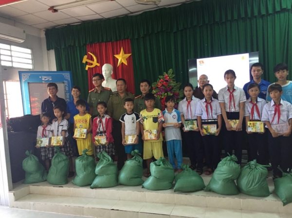Youths of the Economic Security Office present gifts to students.
