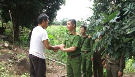 Police officers Dien Bien Dong visit and encourage former prisoners.
