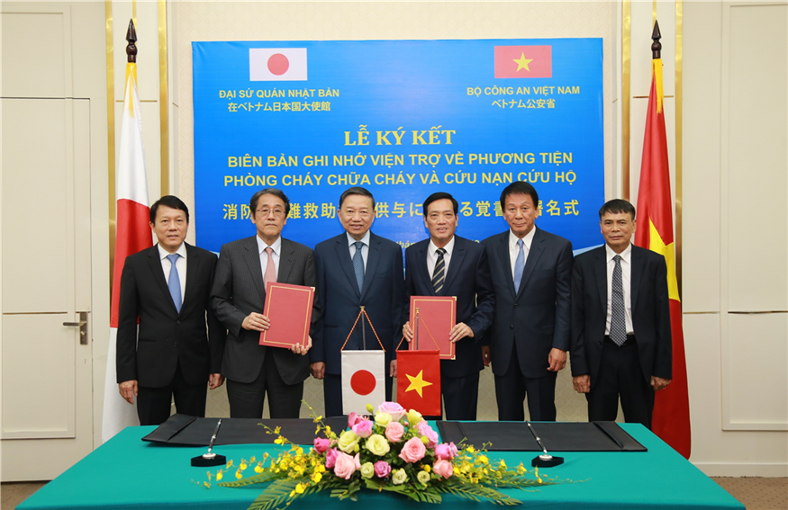 Minister To Lam, Ambassador Sugi Ryotaro and delegates witnessing the signing ceremony.