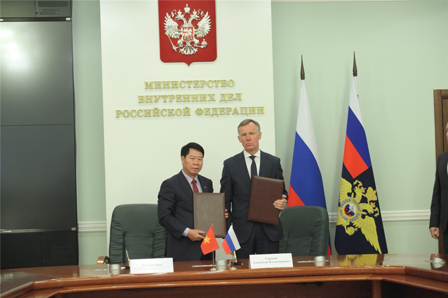 Vietnamese Deputy Minister of Public Security Bui Van Nam (L) and Russian First Deputy Minister of Internal Affairs Aleksandr Gorovoy sign the ministries' action coordination programme for 2019-2021 on September 5.