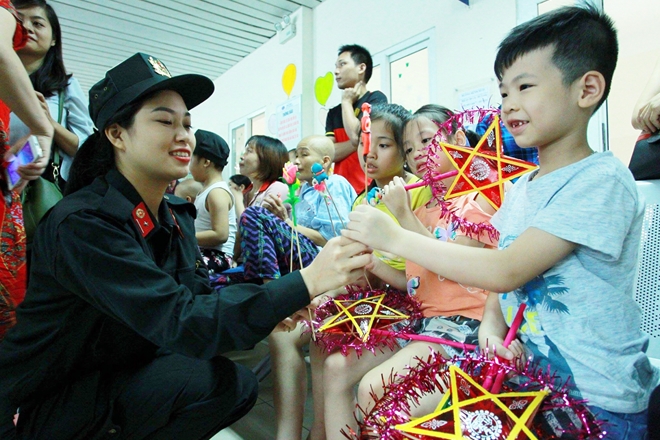 Children happily receive gifts.