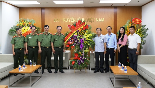 Deputy Minister Nguyen Van Thanh visits Vietnam Television.