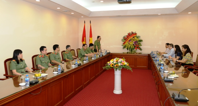 Deputy Minister Nguyen Van Thanh visits the Vietnam News Agency.