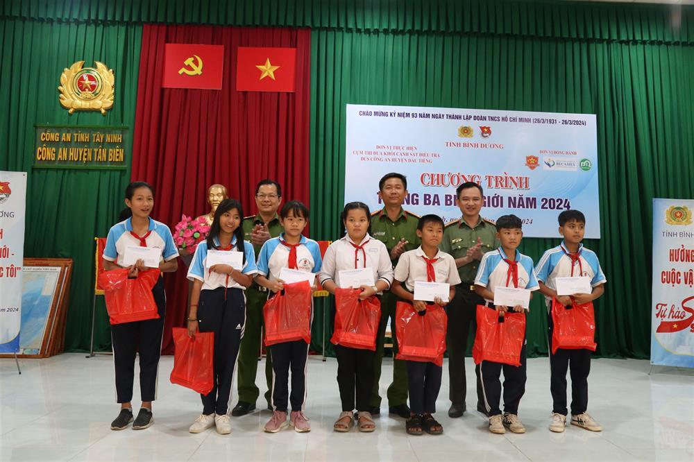 Police delegation awards scholarships to disadvantaged local students, encouraging them to excel in their study.