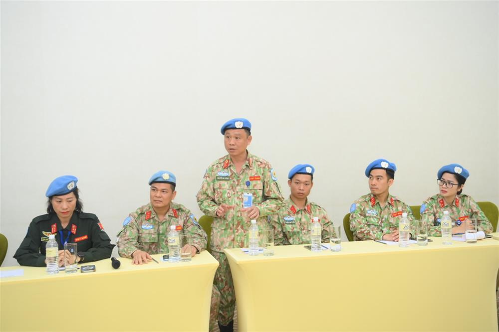 Director of Level 2 Field Hospital Lieutenant Colonel Nguyen Ha Ngoc reports to the delegation on the work results of Vietnamese army peacekeepers in South Sudan.