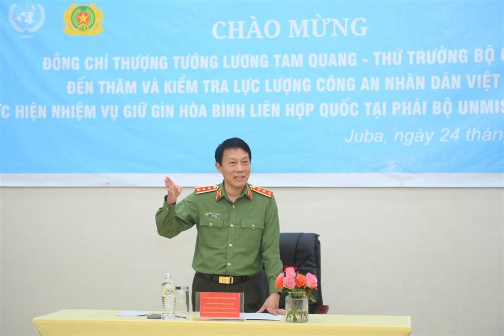 Deputy Minister Luong Tam Quang gives a speech at the meeting.