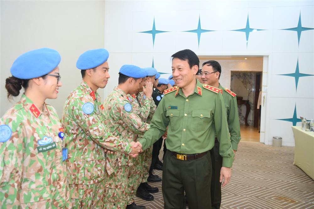 Deputy Minister Luong Tam Quang and other delegates inquire after health of Vietnamese police and army officers working at UNMISS.