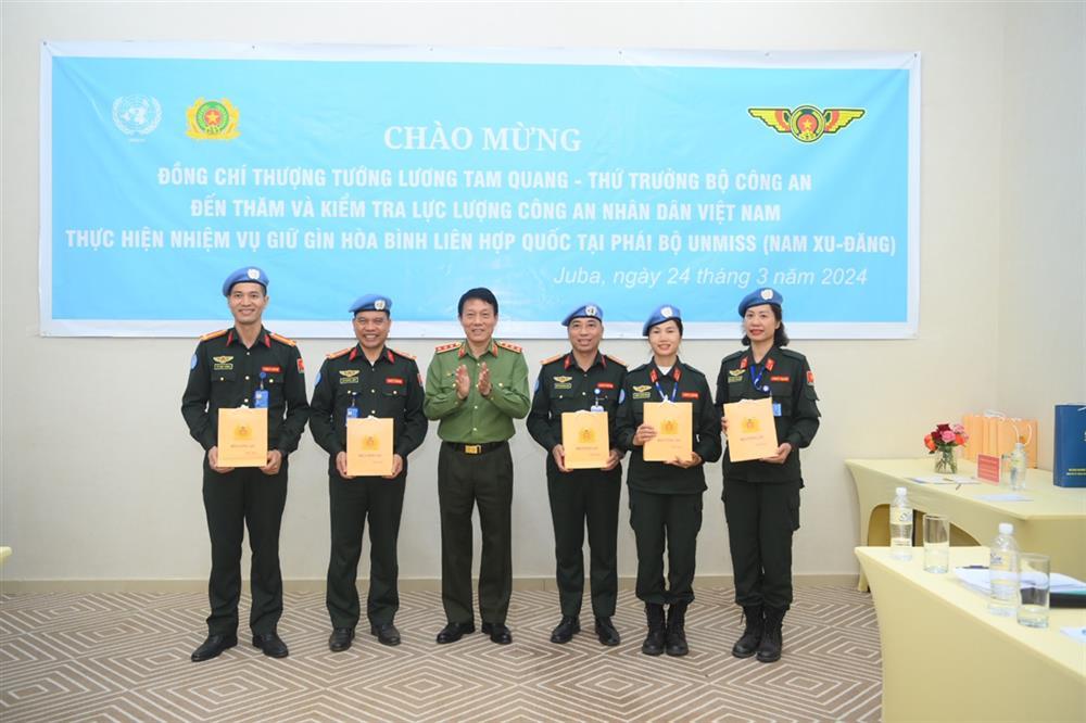 Deputy Minister Luong Tam Quang presents gifts from the Ministry of Public Security to Vietnamese police peacekeepers at UNMISS.