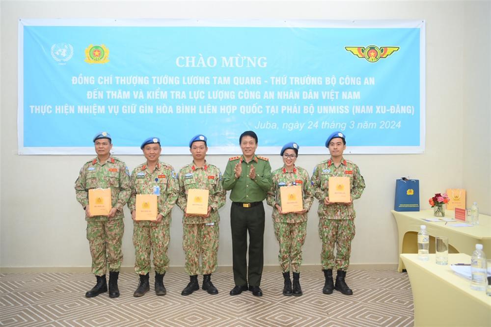 Deputy Minister Luong Tam Quang presents gifts from the Ministry of Public Security to Vietnamese army officers at UNMISS.