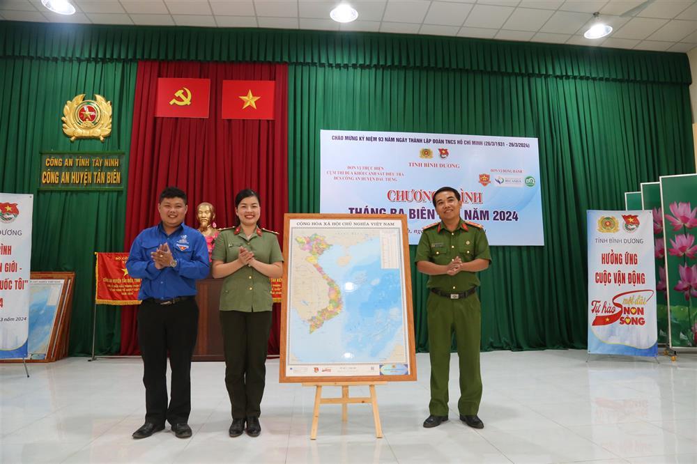The delegation organized and presented maps to the Border Guard Station, Tan Bien District Police and commune and town police units in the area, spreading the campaign "Proud of a stretch of mountains and rivers".