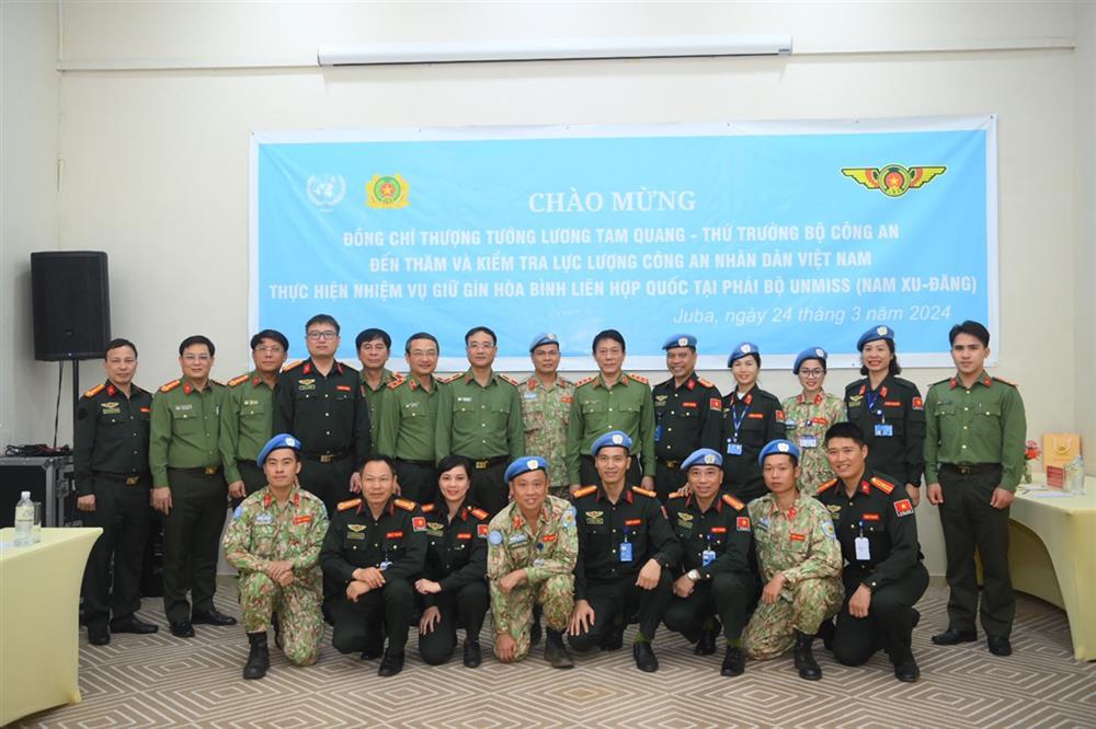 Deputy Minister Luong Tam Quang and the delegation join Vietnamese peacekeepers in group photo.