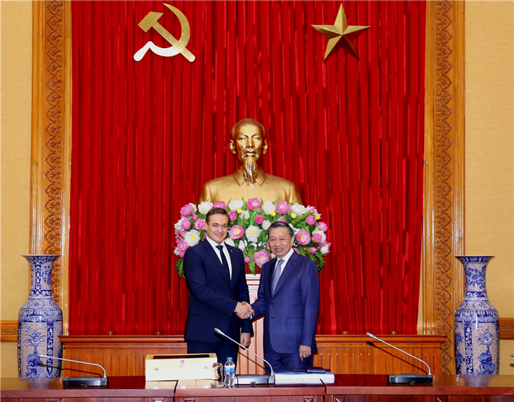 Minister To Lam and Mr. Eimutis Misiunas.
