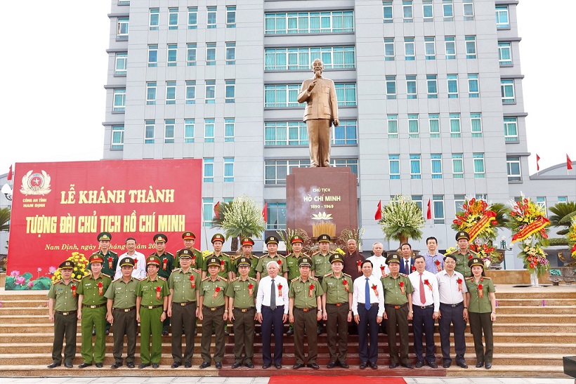 Deputy Minister Bui Van Nam and delegates in a group photo.