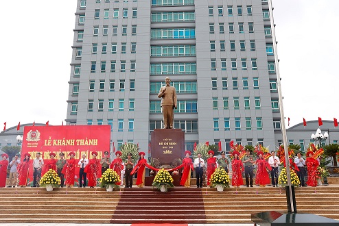 Delegates cut the ribbon to inaugurate the monument of President Ho Chi Minh.