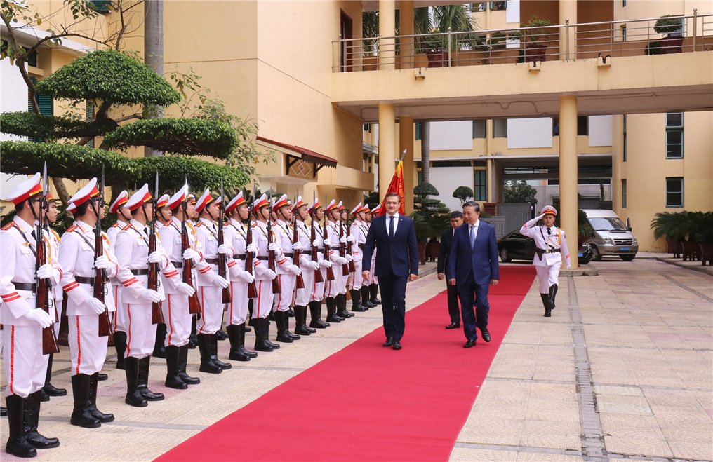 Minister To Lam and Mr. Eimutis Misiunas review the Guard of Honor of the Vietnamese MPS.