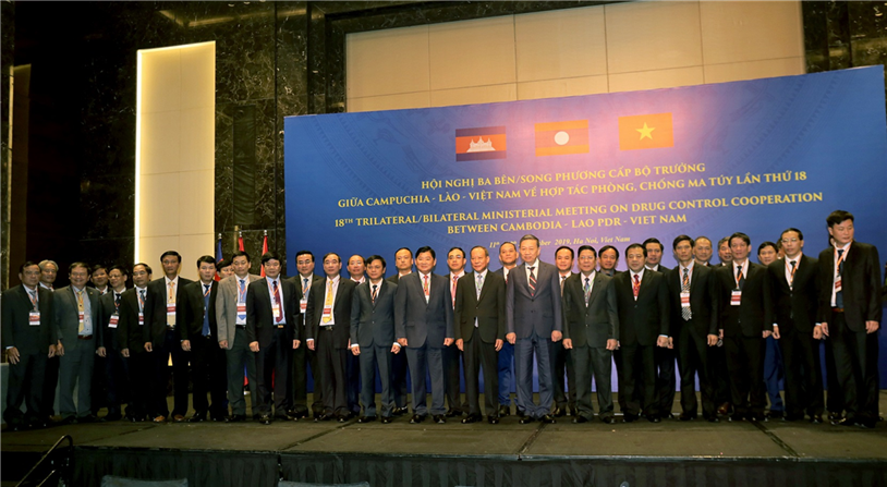 Minister To Lam and delegates at the Meeting.