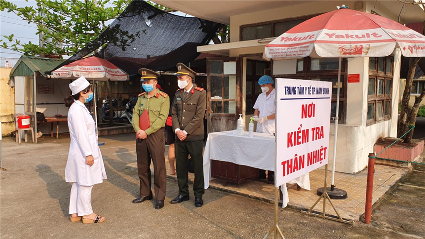 The Nam Dinh Provincial Police Department works closely with functional units to effectively control the situation of the COVID-19 disease in the area.